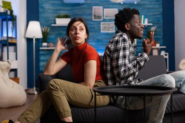 Irklar arası çift, ilişki konusunda kavga ediyor.