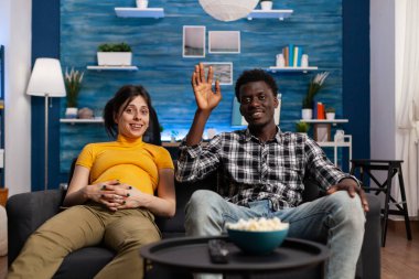 Video mesajı kullanan hamile ve ırklar arası çiftin POV 'u