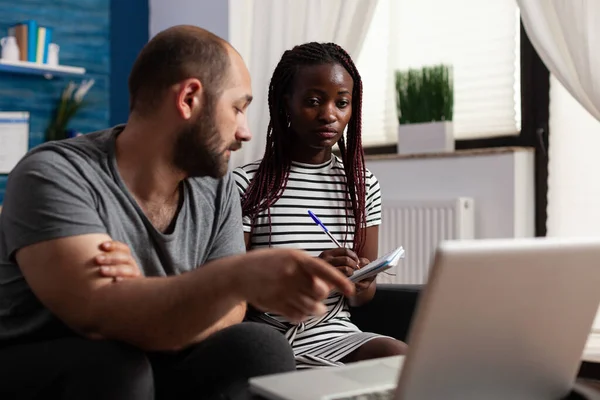 Joven pareja interracial pagando impuestos para la economía financiera —  Fotos de Stock