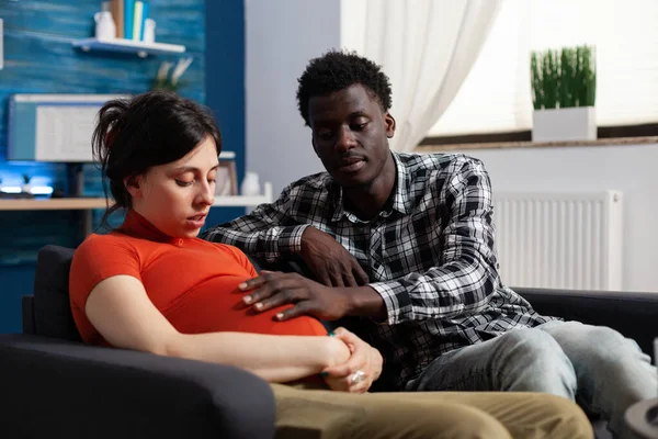 Casal inter-racial esperando filho e parentalidade em casa — Fotografia de Stock
