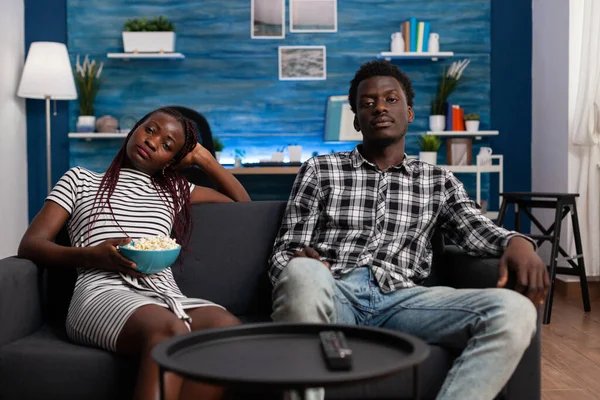 POV di coppia nera guardando la televisione in soggiorno. — Foto Stock