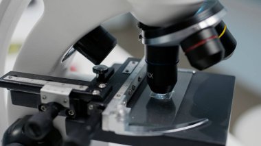 Örnek için laboratuvar mikroskop tepsisini kapat