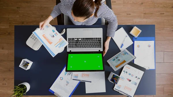 Vista superior de la mujer gerente que trabaja en la estrategia de gestión mirando maqueta de pantalla verde croma clave portátil — Foto de Stock