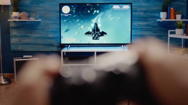 Aksiyon video oyunları ile televizyon ekranını kapat