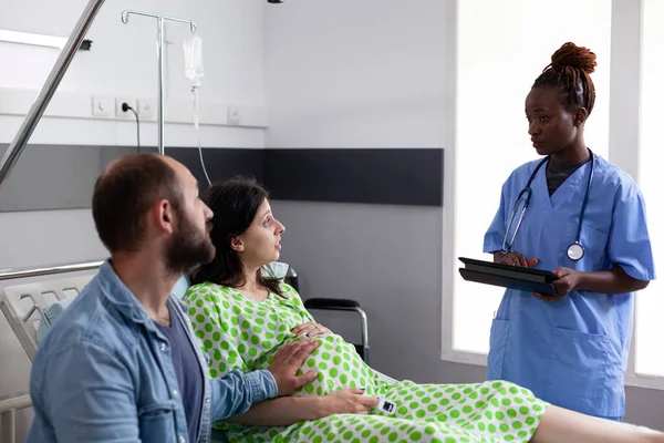 Caucásico pareja embarazada niño en hospital sala —  Fotos de Stock