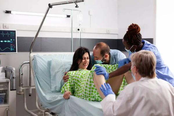 Mladá žena rodí dítě v nemocnici — Stock fotografie