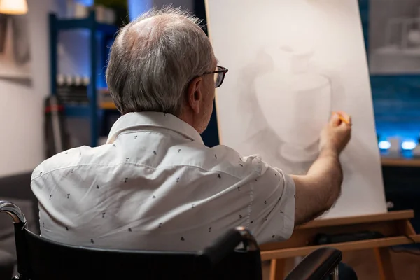 Artista sênior com deficiência criando vaso desenhando sobre tela — Fotografia de Stock