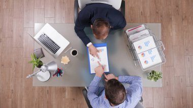 Şirket stratejisini tartışan iş adamlarının üst düzey görüşü