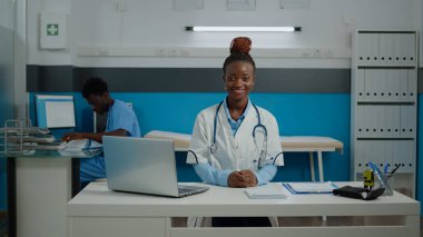 Doktorluk mesleği olan Afrikalı Amerikalı bir kadının portresi.