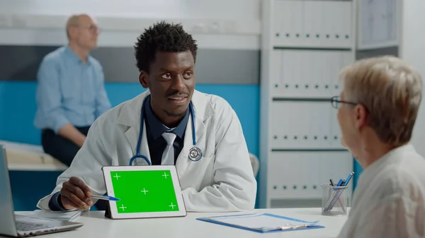 Jeune médecin avec technologie d'écran vert sur tablette — Photo