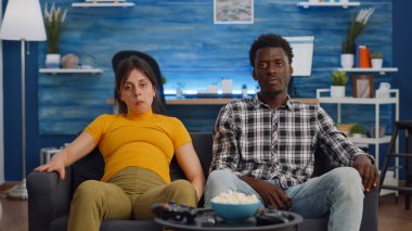 İnternetten çocuk konuşması bekleyen ırklar arası bir çift.