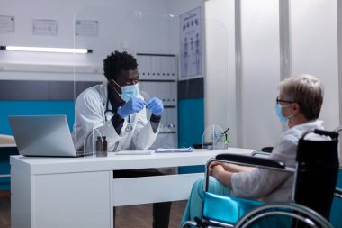 Siyah sıhhiyeyle hastalıkları tartışan engelli kıdemli hasta