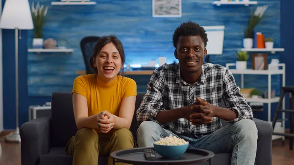 Casal interracial acenando para a câmera na videoconferência — Fotografia de Stock