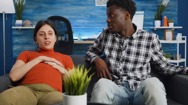 Çocuklar ve ebeveynlikten bahseden ırklar arası bir çift.