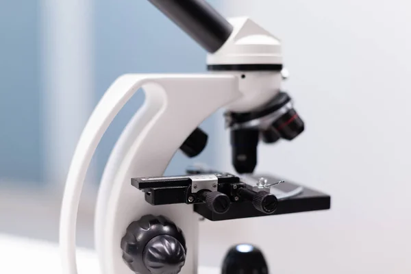 Medische microscoop staande op tafel klaar microbiologie experiment — Stockfoto