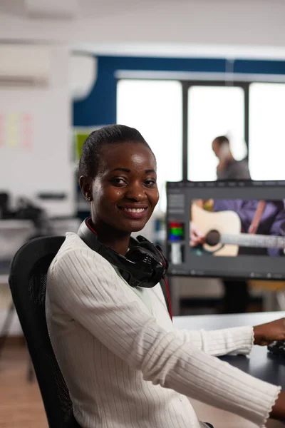 Africano americano editor de vídeo artista olhando para a câmera sorrindo edição projeto de vídeo criatividade — Fotografia de Stock