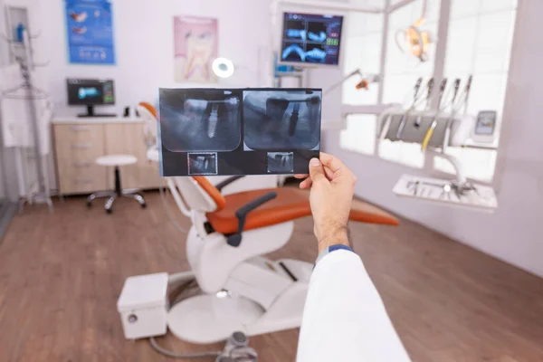 Radiologo uomo medico in possesso di denti diagnosi mandibola radiografia pianificazione trattamento sanitario — Foto Stock