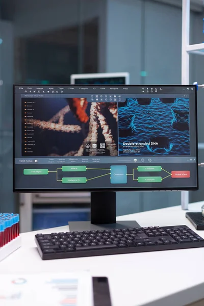 Computer con ricercatore di microbiologia che si sviluppa in mostra in piedi sul tavolo — Foto Stock
