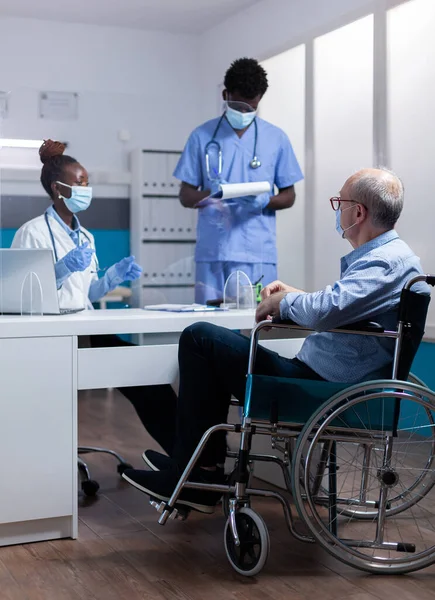 Professioneel Afrikaans-Amerikaans team bespreekt gezondheidsdiagnose — Stockfoto