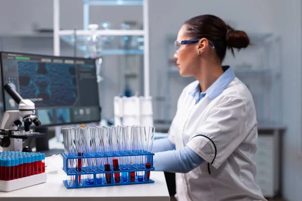 Chimica medico donna che sviluppa vaccini antivirali che lavorano presso le competenze mediche farmaceutiche — Foto Stock