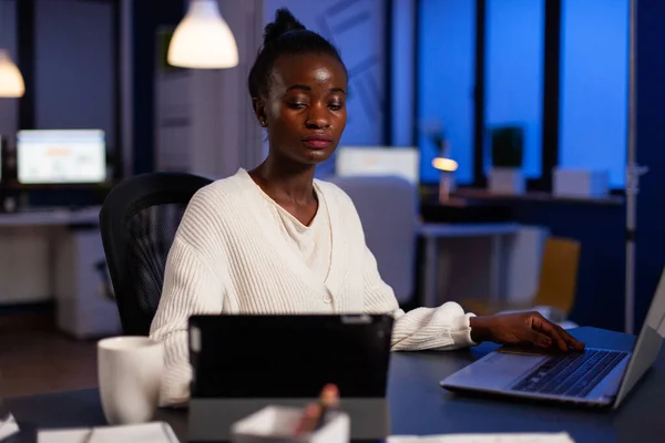 Multitasking focalizzata afro-americana strategia di gestione pianificazione donna d'affari — Foto Stock