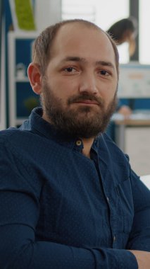 Engelli ofis müdürü kameraya bakıyor.