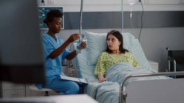 Kemik radyografisini açıklayan Afro-Amerikan hemşireye yakın çekim