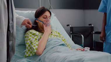 Doktorlar kalp atışlarını izlerken hasta solunum yetmezliği çekiyor.