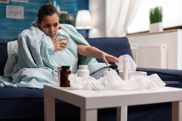 Donna malata in coperta seduta a casa con coronavirus — Foto Stock