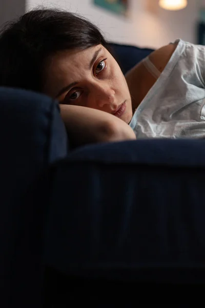 Traumás depressziós nő sír a kanapén — Stock Fotó