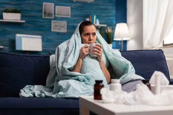 Donna malata seduta a casa in coperta con tè caldo — Foto Stock