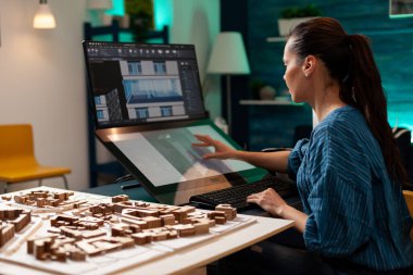 Mimari taslak tasarımcısı dijital yapı planı yapıyor