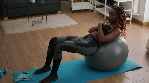 Atlética mujer negra haciendo ejercicio de fitness por la mañana en la sala de estar — Foto de Stock