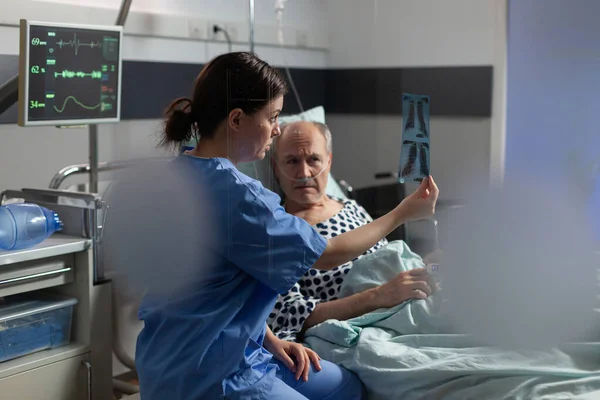 病室における高齢患者X線分析看護師 — ストック写真