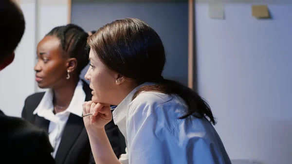 Mujer emprendedora discutiendo gráficos financieros usando monitor de presentación — Foto de Stock