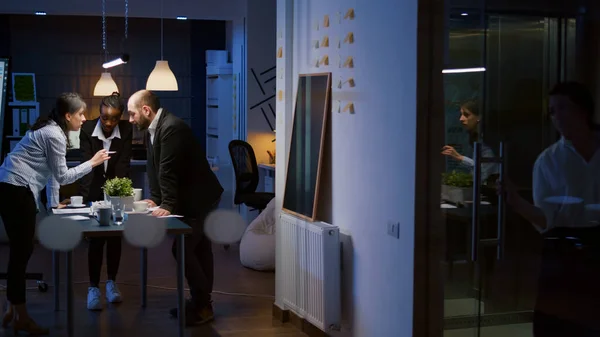 Ondernemer zakenvrouw betreedt kantoor vergaderzaal laat in de avond — Stockfoto
