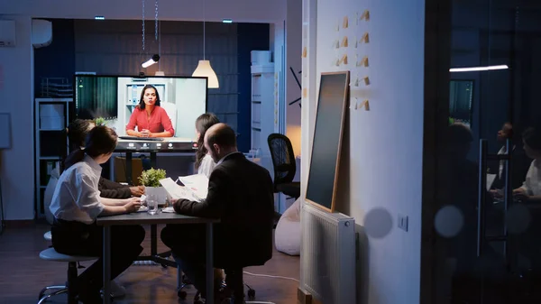 Multi equipe étnica excesso de trabalho na sala de escritório da empresa ter conferência videocall online — Fotografia de Stock