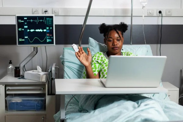 Africaine américaine fille à l'hôpital en utilisant appel vidéo — Photo