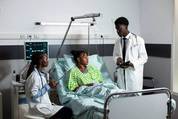 Afro medici consulenza giovane adulto in reparto ospedaliero — Foto Stock
