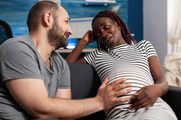 Alegre interracial casal esperando bebê em casa — Fotografia de Stock