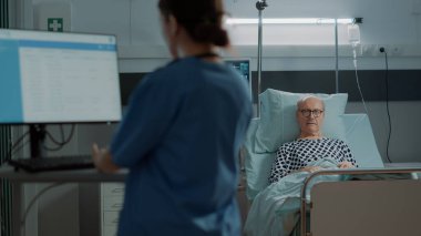 Yaşlı hasta hastane koğuşunda sonuçları bekliyor.
