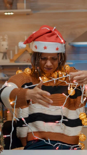 Mulher cozinha de decoração com ornamentos festivos — Fotografia de Stock