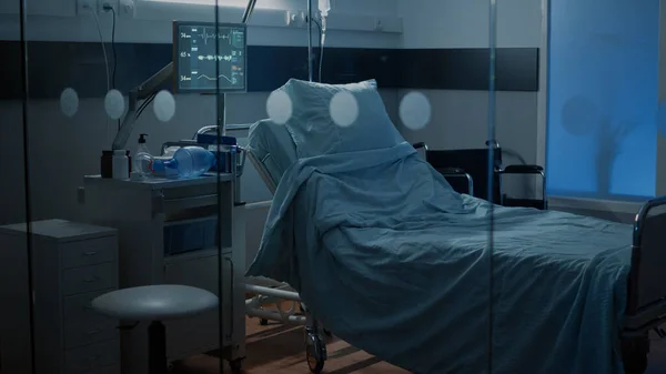 病院の床の上に空の集中治療室 — ストック写真