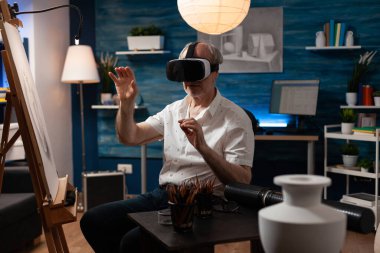 Sanal ilham için vr gözlük kullanan kıdemli sanatçı