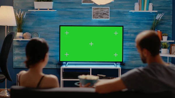 Genç adam ve kadın TV 'de yeşil ekran izliyorlar. — Stok fotoğraf