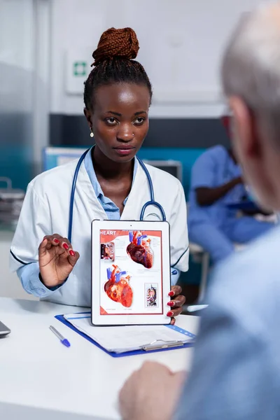 Donna nera con professione di medico che mostra gli organi illustrazione — Foto Stock