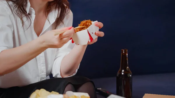 Jonge vrouw nemen doos van chinees eten van tafel — Stockfoto