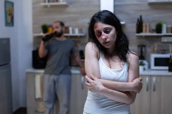 Женщина в депрессии, ставшая жертвой домашнего насилия — стоковое фото