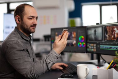 Multimedya yaratıcısı istemciyle görüntülü konuşma yapıyor