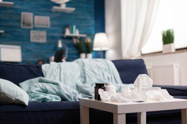 İlaç ve peçeteli boş bir oda.